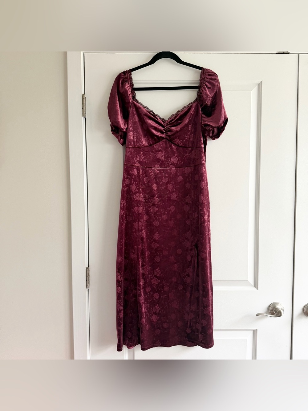 Francesca’s Elisa Floral Velvet Midi Dress in Dark Red NWT - Picture 2 of 8